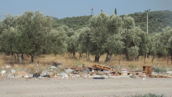 Burhaniye ilçesindeki çöplük alanında meydana gelen yangın, itfaiye ekipleri tarafından köpük sıkılarak kontrol altına alındı. Yangının, yakınlardaki zeytinlik alana sıçramadan söndürülmesiyle birlikte rahat bir nefes aldırıldı.