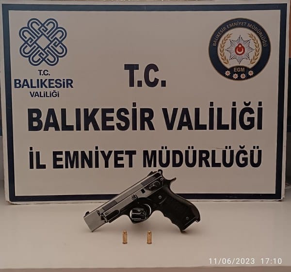 Balıkesir Emniyet Müdürlüğü ekipleri, il genelinde geçtiğimiz hafta boyunca aranan şahıslara yönelik yoğun operasyonlar gerçekleştirdi. Bu operasyonlar neticesinde, tam 139 aranan şahıs gözaltına alındı. Gözaltına alınan şüphelilerden 69'u adli makamlara sevk edilirken, mahkeme tarafından tutuklandı.