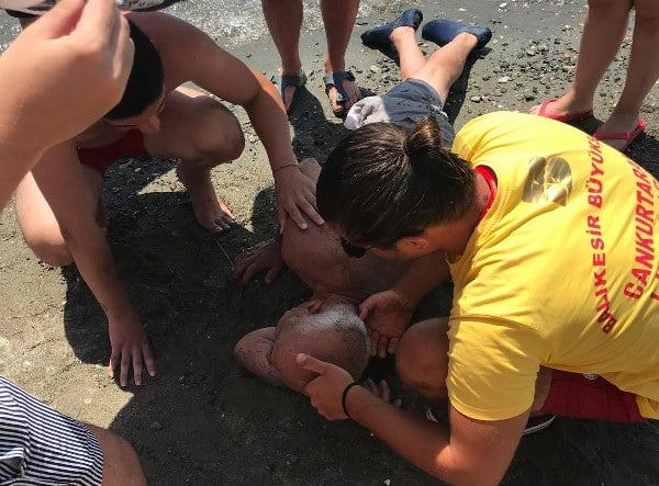 Balıkesir'in Edremit ilçesinde, alkolden fenalaştığı ileri sürülen bir kişinin yardımına cankurtaran ekipleri hızla yetişti.