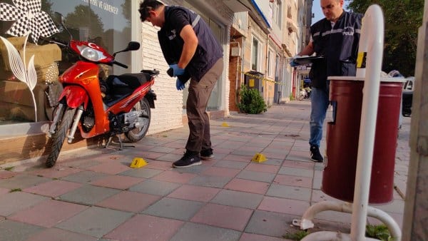 Bursa'nın İnegöl ilçesinde, iş yeri sahibi ile kiracısı arasında çıkan tartışma sonucunda iş yeri sahibi, kiracısını silahla vurdu.