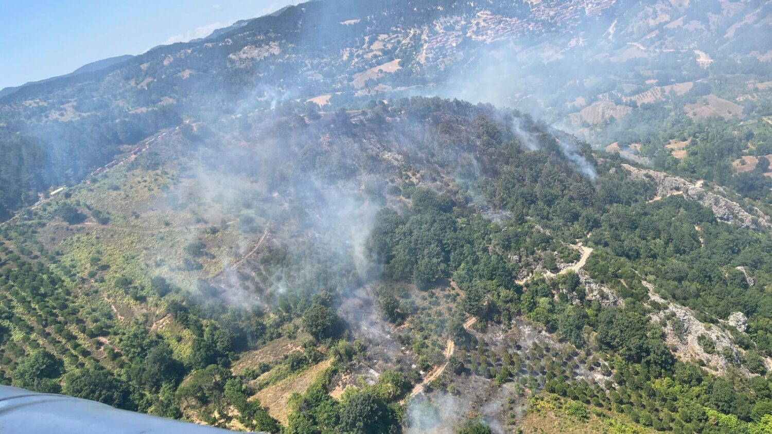 Balıkesir’in İvrindi ilçesinde başlayan orman yangınına 6 helikopter, 4 uçak, arazözlerle havadan ve karadan müdahale ediliyor.
