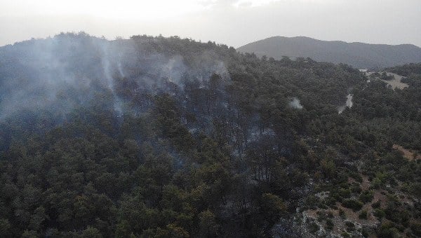 Çanakkale merkeze bağlı Sarıbeyli köyü yakınlarında dün gece saat 22.30 sıralarında başlayan orman yangını, 16 saat süren yoğun havadan ve karadan müdahalelerle kontrol altına alındı. Bölgede ekiplerin soğutma çalışmaları hala sürüyor. Yangında toplam 16 hektarlık alan zarar gördü.