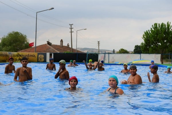 Balıkesir'de Gençlik ve Spor Bakanlığı tarafından yürütülen 'Yüzme Bilmeyen Kalmasın' projesi kapsamında, 14 portatif havuz kurularak ilk dönemde 9 bin çocuğa yüzme eğitimi verildi. İkinci dönem için ise yüzme öğrenmek isteyen çocuklardan büyük bir ilgi görülüyor.
