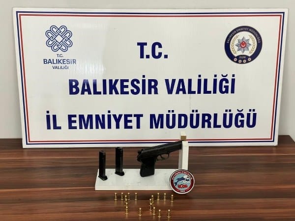Balıkesir'deki asayiş polisleri, il genelinde düzenledikleri operasyonlarda çeşitli suçlardan aranan 36 kişiyi gözaltına aldı. Gözaltına alınan 36 şahıs arasından adli makamlara sevk edilen 19 kişi ise tutuklandı.