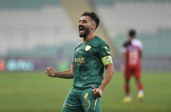 Bursaspor'un deneyimli futbolcusu Enver Cenk Şahin, yeşil-beyazlı kulüpten ayrıldı. Tecrübeli futbolcu, “Bursaspor için atan taraftarlarımıza, birlikte verdiğimiz mücadeleden dolayı teşekkürü borç bilirim. Bursaspor camiası için dileğim her zaman en iyisidir. Hoşça kal Bursaspor!” dedi.