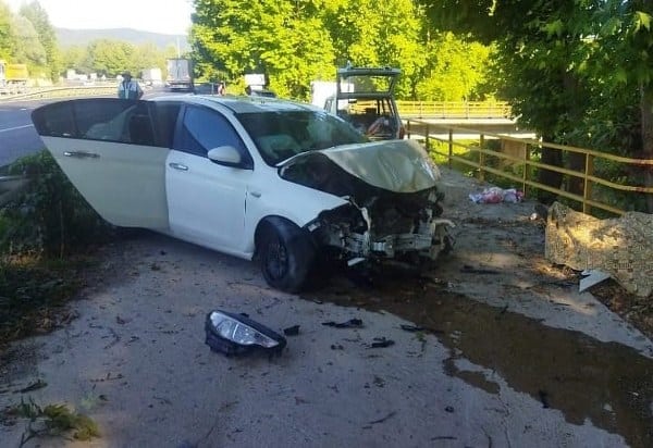 Bursa'nın İnegöl ilçesinde meydana gelen trafik kazasında, bir otomobilin piknik yapan aileye çarpması sonucu 1 kişi hayatını kaybetti, 1 kişi ise yaralandı. Bu acı olayın tanığı olan genç kadın ise babasını kaybetmenin büyük üzüntüsünü yaşadı.