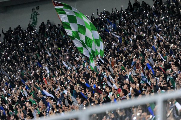 Bursaspor taraftar grubu Teksas, yarın saat 14.00'te tüm taraftarları ve imza veren üyeleri, Özlüce İbrahim Yazıcı Tesisleri'nde bir araya gelmeye davet etti.