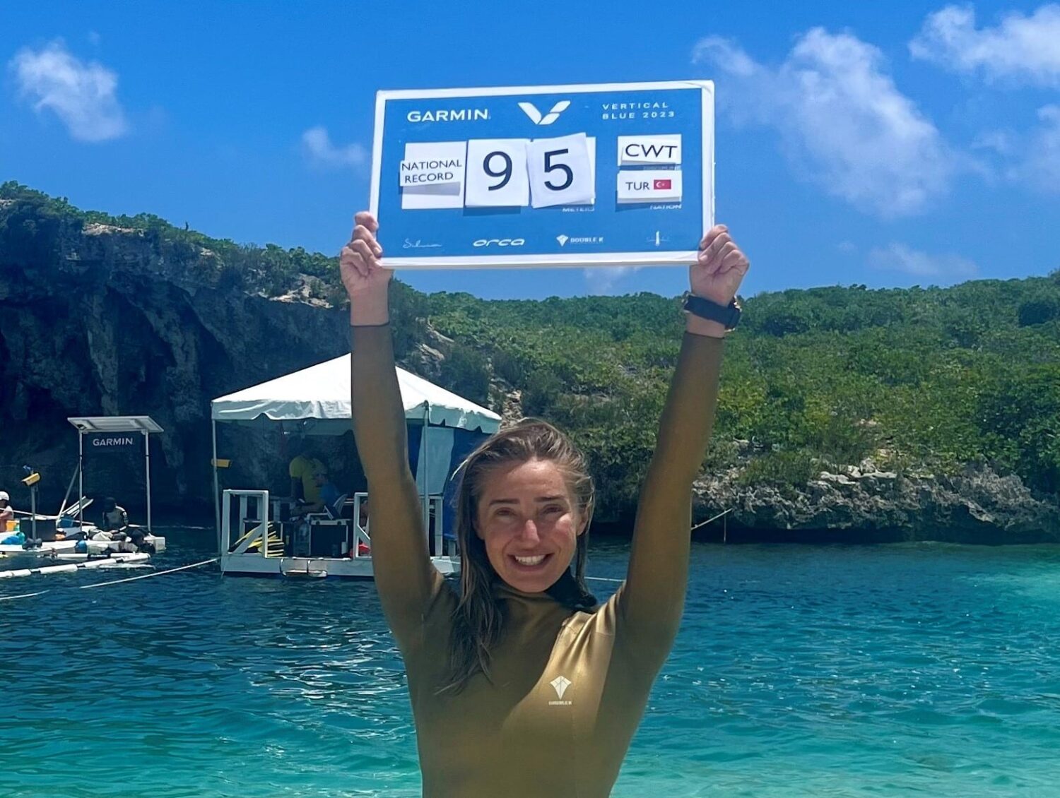 Milli sporcu ve serbest dalış rekortmeni Şahika Ercümen, Bahamalar’da düzenlenen Dünya Serbest Dalış Kupasında 95 metreye 2 dakika 55 saniyede dalarak Türkiye rekoru kırdı.