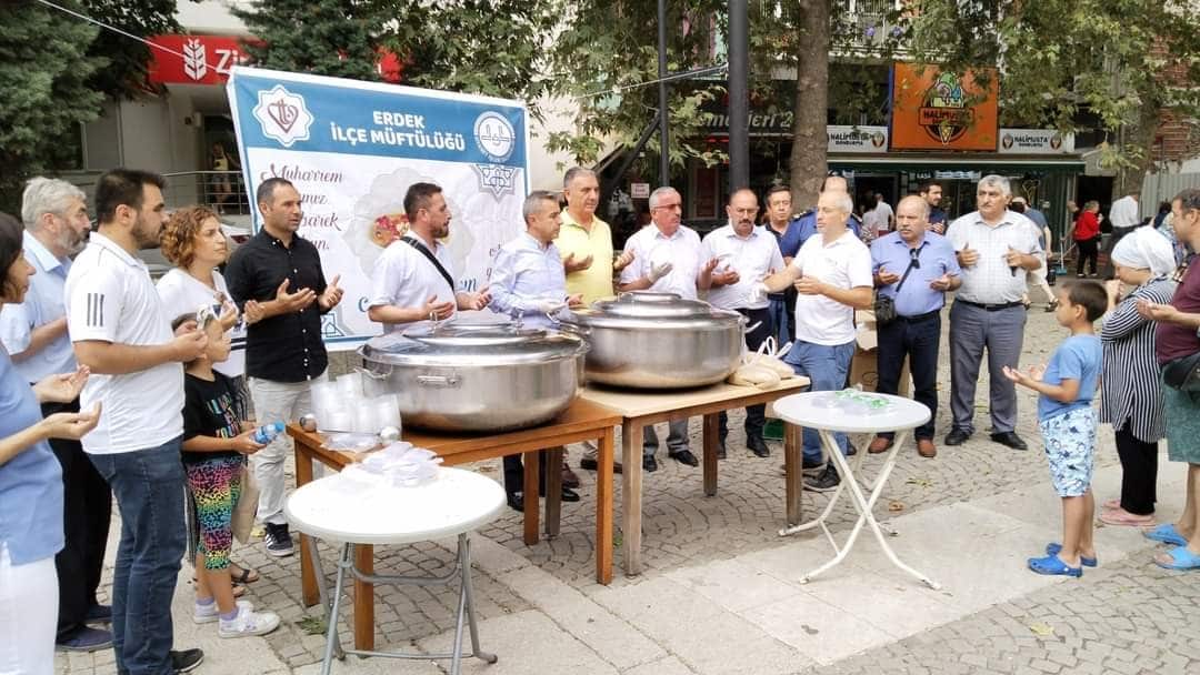 Balıkesir Erdek'te, İlçe Müftülüğü, Türkiye Diyanet Vakfı (TDV) ve Erdekli iş insanlarının katkılarıyla Muharrem ayı münasebetiyle aşure dağıtıldı.