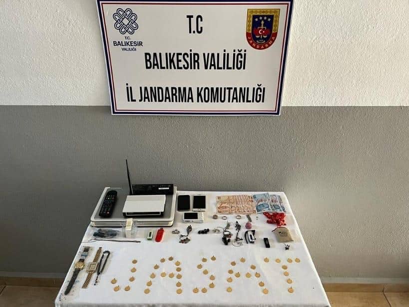Balıkesir'in Edremit ve Havran ilçelerinde, 8 ayrı hırsızlıktan aranan zanlı, jandarmanın operasyonuyla yakalandı.