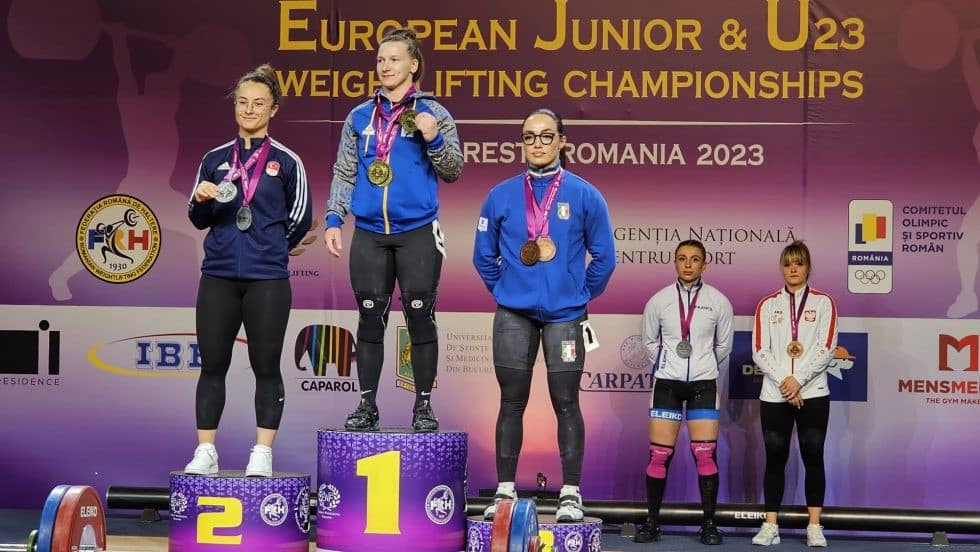 Milli sporcu Aysel Özkan, Romanya'nın başkenti Bükreş'te gerçekleşen Gençler ve U23 Avrupa Halter Şampiyonası'nın dördüncü gününde U-23 bayanlar 64 kiloda mücadele etti ve 2 gümüş madalya kazanarak Avrupa ikincisi oldu.