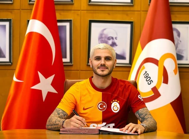 Galatasaray, Arjantinli forvet Mauro Icardi ile 3 yıllık sözleşme imzaladığını duyurdu. Sarı-kırmızılılar, bu transfer için oyuncunun eski kulübü Paris Saint-Germain'e 10 milyon Euro bonservis bedeli ödeyeceklerini ve oyuncuya da her sezon için 6 milyon Euro ücret ödeneceğini Kamuoyu Aydınlatma Platformu'na (KAP) bildirdi.
