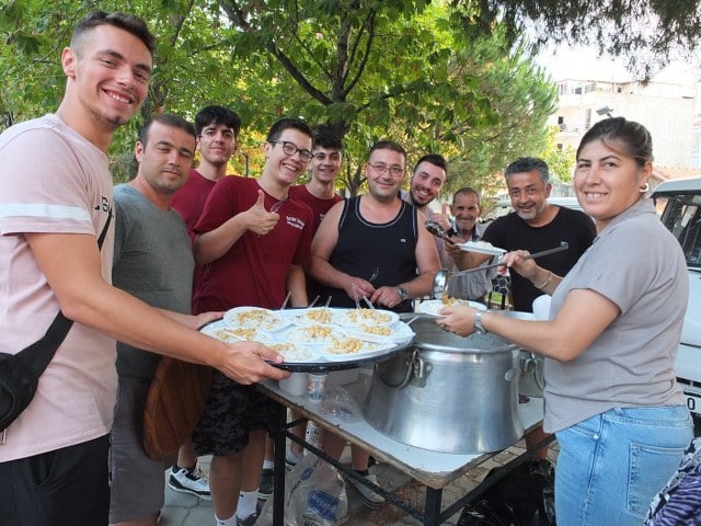 Burhaniye ilçesinde, Hacıahmet Mahallesi'nde hayır geleneği sürdürülüyor. Mahalle sakinlerinden Samet Budak'ın düzenlediği hayır etkinliğine yüzlerce vatandaş katıldı.