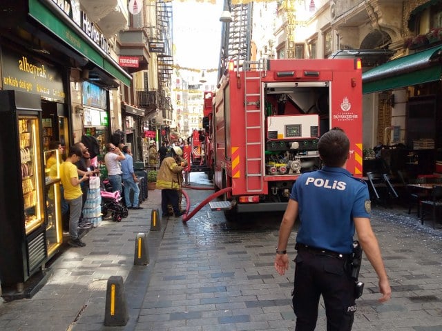 Beyoğlu İstiklal Caddesi'nde üç katlı bir binanın çatısından yükselen yoğun duman, çevrede paniğe neden oldu. İtfaiye ekipleri yangını büyümeden söndürdü.