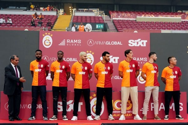 Galatasaray, Ali Sami Yen Spor Kompleksi Rams Park’ta Mauro Icardi, Wilfried Zaha, Nicolo Zaniolo, Halil Dervişoğlu, Cedric Bakambu, Kaan Ayhan ve Angelino için taraftara açık imza töreni düzenledi.
