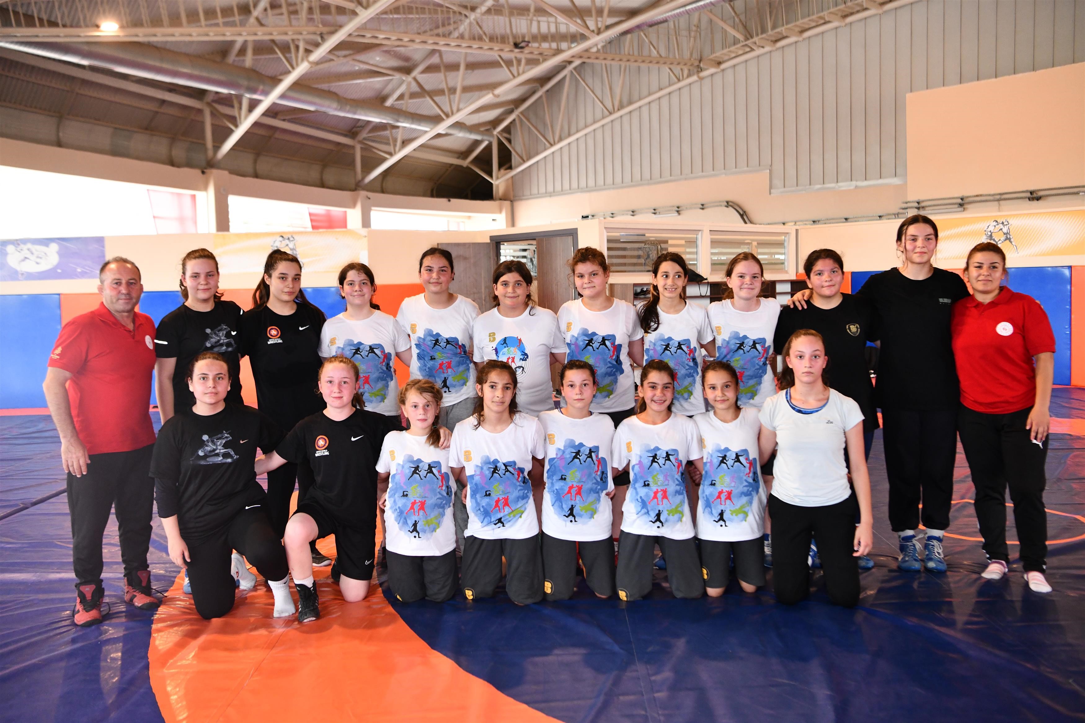 Balıkesirli gençler yaz tatili, 'Yaza Hareketli Giriyoruz' sloganı ile düzenlenen spor okullarında 37 farklı branşta uzman eğitmenler tarafından spor eğitimi alıyorlar.