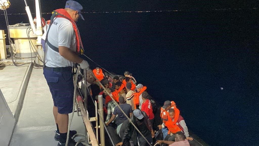 Balıkesir’in Ayvalık ilçesinde yasa dışı yollarla Yunanistan’ın Midilli Adası’na gitmek isteyen 32 düzensiz göçmen sahil güvenlik ekipleri tarafından yakalandı.
