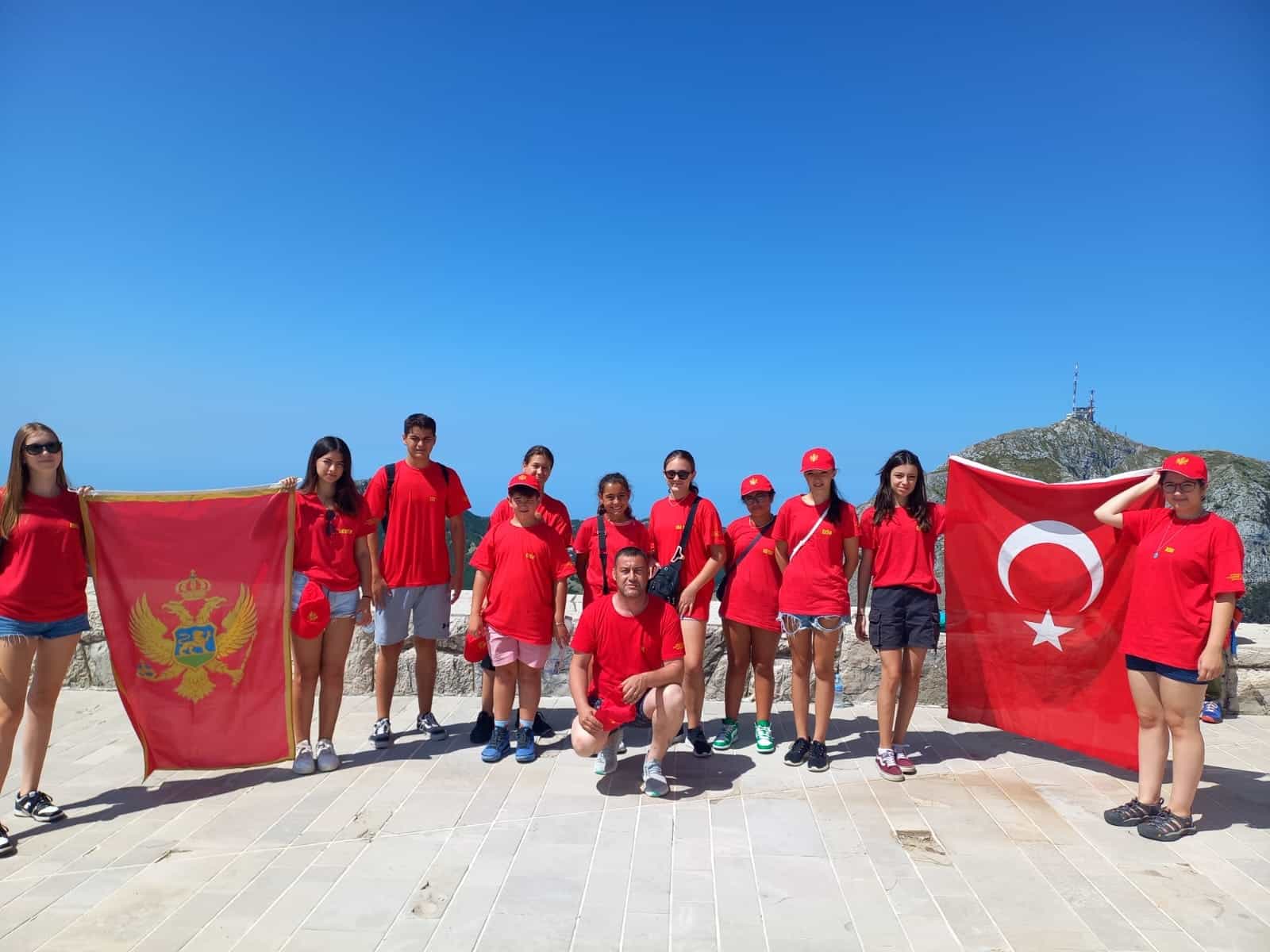 Burhaniye ilçesinde, Yaz okulu ve dil kursuna katılmak için Karadağ'a giden Burhaniyeli gençlere plaket takdim edildi.