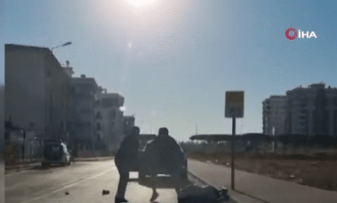 Antalya'da Survivor yarışması ile ünlenen başpehlivan antrenörü Hikmet Tuğsuz, başcazgır Bayram Ali Dede'yi sopayla sokak ortasında darp etti.