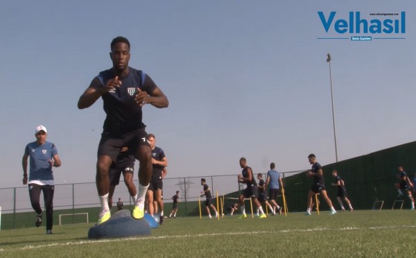  Spor Toto 1. lig ekiplerinden Teksüt Bandırmaspor yeni sezon çalışmalarına kulübün 600 evler mahallesinde bulunan tesislerinde başladı.