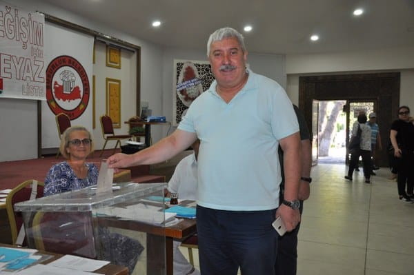 CHP Susurluk ilçe kongresi öncesinde delege seçimlerini gerçekleştirmeye devam ediyor. Susurluk'ta erken saatlerde başlayan delege seçimleri hakkında, Ümit Bekir Barut‘un Mavi Listesinin önde gittiği ancak seçimin tamamlanmasının 26 Temmuz Çarşamba gününe kaldığı bilgisi paylaşıldı.