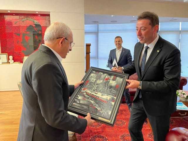 Bandırma Belediye Başkanı Av. Tolga Tosun, Bandırma’nın il olma sürecinde hazırladığı dosya ve bilgileri CHP Genel Başkanı Kemal Kılıçdaroğlu’na sunmak üzere Ankara