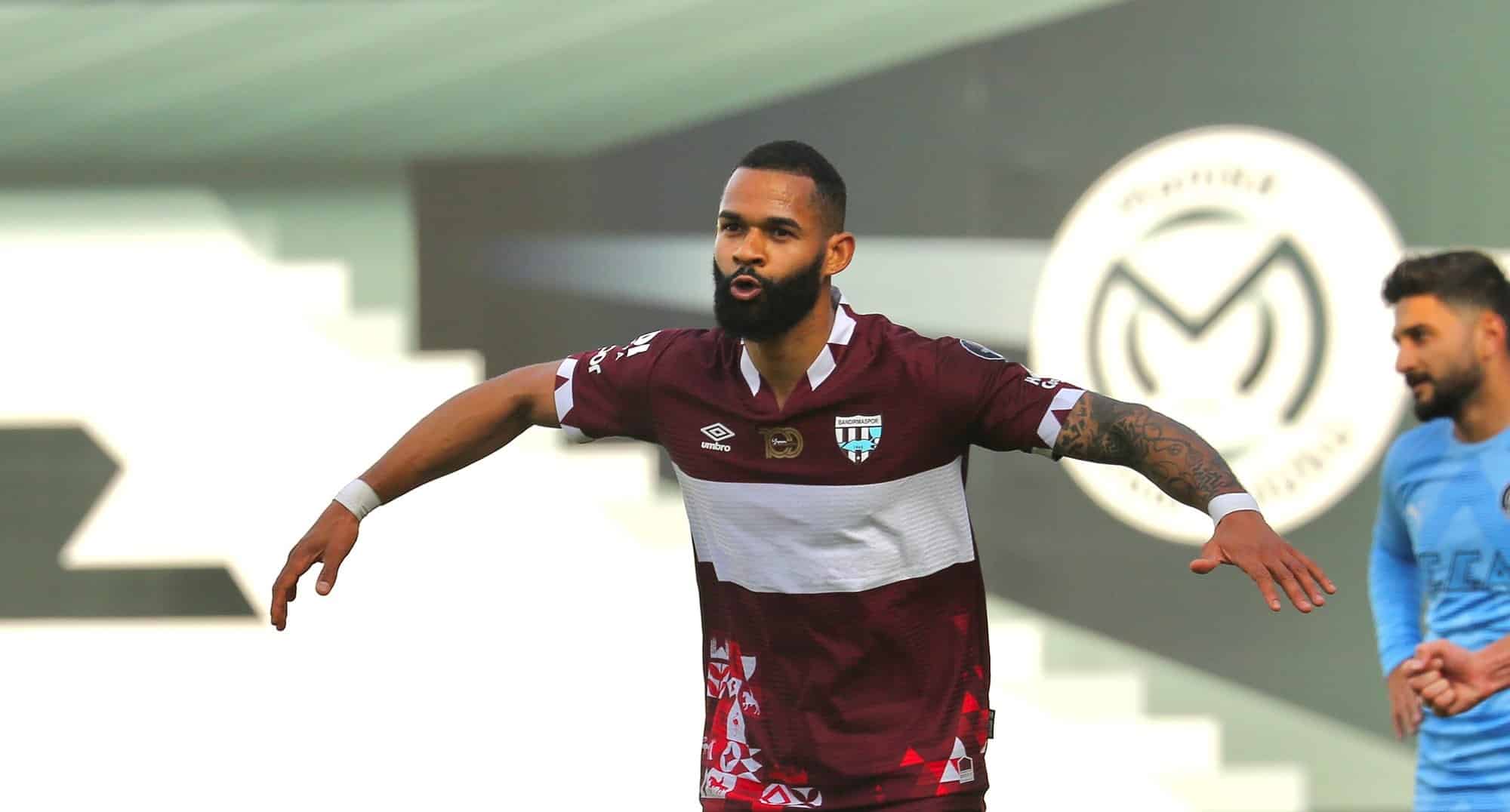 Bandırmaspor takımında orta saha pozisyonunda görev yapan Beninli millî futbolcu Cebio Soukou ve eşi Leonie Soukou çiftinin bebeği dünyaya geldi.
