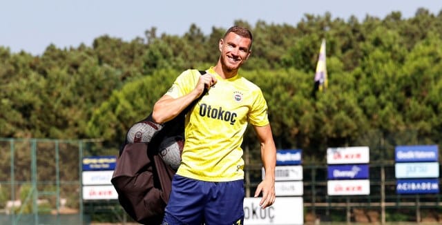 Fenerbahçeli futbolcu Edin Dzeko, “Fenerbahçe her zaman şampiyonluk için oynar, ben de bunun için buradayım" dedi. Sarı-lacivertlilerin şampiyonluk hasretine de değinen Bosnalı yıldız, “Şampiyonluk istiyorsanız nitelikli oyuncularınız olmalı” ifadelerini kullandı.