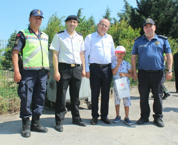 Susurluk İlçe Emniyet Müdürlüğü ekipleri Kurban Bayramı’na özel tedbirler alırken, ilçenin tüm noktalarında kontroller aralıksız devam etti. Susurluk’ta Kurban Bayramı öncesinde İlçe Emniyet Müdürlüğü özel bir planlama gerçekleştirdi. Kurban Bayramı tatilinin birleştirilmesiyle 9 güne çıkan tatilde yoğunluğun yaşandığı ve ilçede belirlenen kritik noktada “Yaşam Tüneli” ile görevli ekipler araç sahiplerini bilgilendirdi.