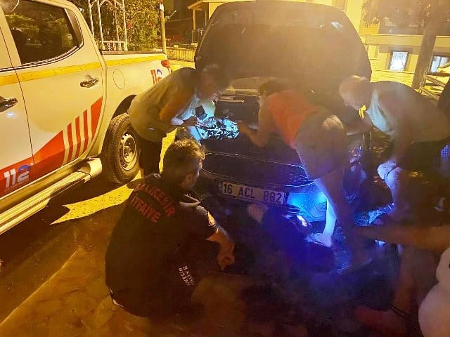 Ayvalık'ta Sahilkent Mahallesi Engürü Sitesi'nde, park halindeki bir otomobilin motor bölümüne girip sıkışan 24 saat mahsur kalan sokak kedisini mahallelinin desteğiyle itfaiye ekibi kurtardı.