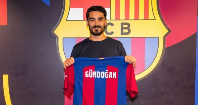 Performansıyla dikkatleri üzerine çeken Türk asıllı Alman futbolcu İlkay Gündoğan, yeni sezonun başlamasıyla birlikte birkaç hafta önce anlaştığı Barcelona’ya imzayı attı.
