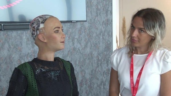 Her geçen gün farklı alanlarda kullanılmaya başlanan yapay zeka teknolojisi şimdi de eğitim ölğretim alanında kullanılmaya başlanacak. Yakın Doğu Üniversitesinde öğrencilere eğitim vermek üzere kullanılacak olan uygulama Avrupa