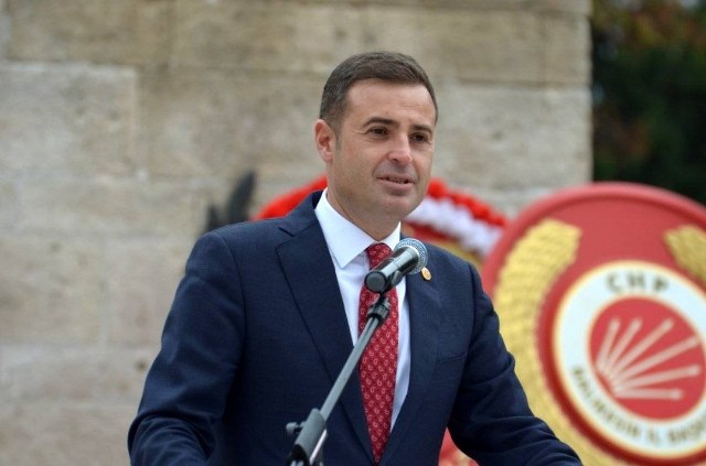 CHP Genel Başkan Yardımcısı Ahmet Akın, 30 yıl önce 2 Temmuz 1993’te Sivas’ta Madımak Otel’deki katliamda ölen 33 aydın ve sanatçıyı sosyal medya hesabından yaptığı paylaşımla andı.