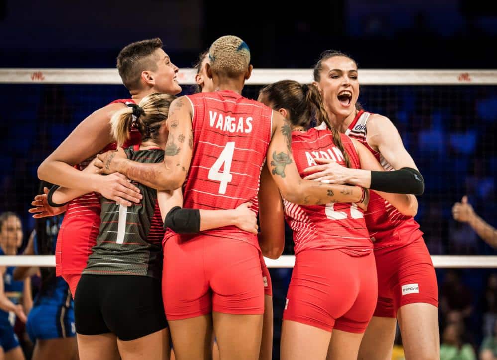 Filenin Sultanları, FIVB Milletler Ligi yarı finalinde ev sahibi ABD'yi 3-1 yenerek finale yükseldi. A Milli Kadın Voleybol Takımımız şampiyonluk maçında rakibi Çin ile karşılaşacak.