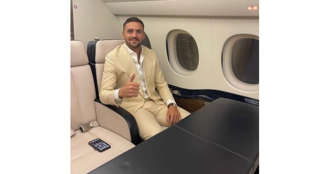Fenerbahçe, Ajax ile yollarını ayıran 34 yaşındaki Sırp oyuncu Dusan Tadic'in sarı-lacivertli kulüple transfer görüşmeleri gerçekleştirmek üzere İstanbul'a geldiğini duyurdu.