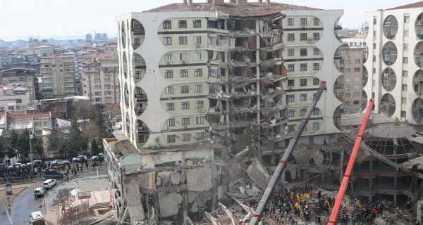 Diyarbakır'da 6 Şubat'ta meydana gelen Kahramanmaraş merkezli depremlerde yıkılan Galeria Sitesi'nde 89 kişinin hayatını kaybettiği olaya ilişkin soruşturmada tutuklanan 7 kişi tahliye edildi.