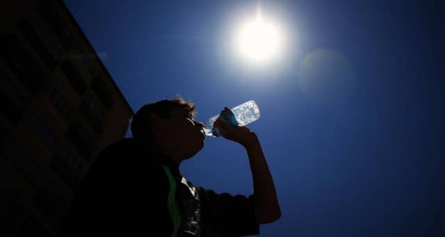 Meteoroloji 4. Bölge Müdürlüğü Bölge Tahmin ve Uyarı Merkezinden yapılan uyarıda, Muğla bölgesinde sıcak hava dalgası nedeniyle hava sıcaklığı 36-40 derece dolayında seyredecek. Vatandaşlar, günün en sıcak saatleri olan 11.00-16.00 arasında dikkatli ve tedbirli olmaları konusunda uyarıldı. BALIKESİR