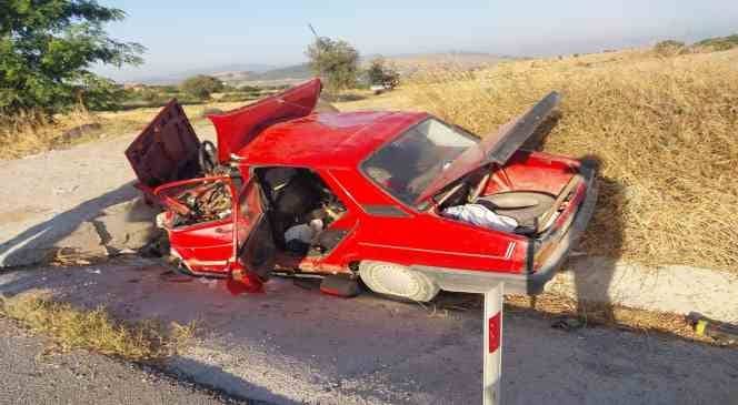 Balıkesir’in Bigadiç ilçesinde su kanalının üzerindeki beton kaldırıma çarpan otomobilde 2 kişi hayatını kaybetti, 1 kişi ise yaralandı.