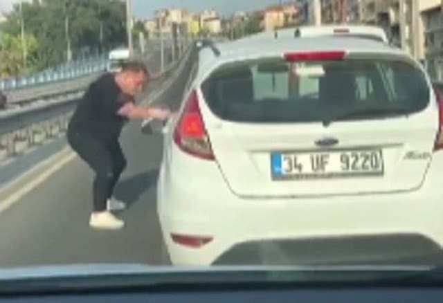 İzmir’in Buca semtinde bir erkek, trafikte tartıştığı kadın sürücünün önünü kesip otomobilinin aynasını yumruklayarak kırdı.