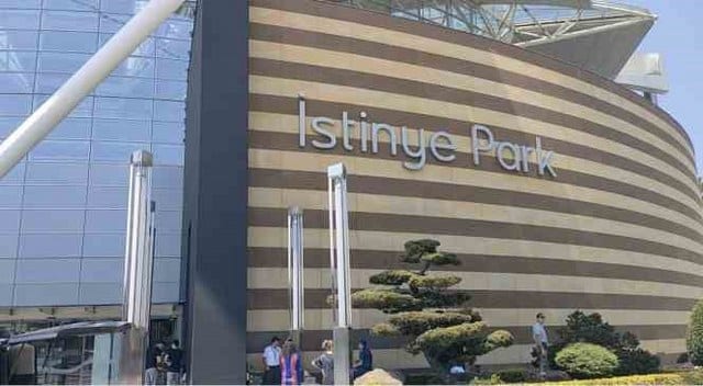 Sarıyer’de bulunan İstinye Park AVM’nin otopark bölümündeki temizlik odasında 52 yaşındaki temizlik personeli adam, çamaşır ipiyle boruya asılmış halde ölü bulundu.