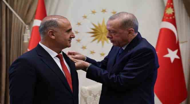 İYİ Parti’den istifa ederek AK Parti’ye katılan Aydın’ın İncirliova Belediye Başkanı Aytekin Kaya'nın rozetini, Cumhurbaşkanı Recep Tayyip Erdoğan taktı.