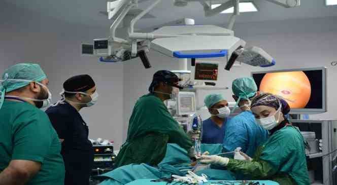 BAÜN Hastanesinde, Genel cerrahi Anabilim dalı öğretim üyesi Doç. Dr. Ferhat Çay koordinatörlüğünde “Akıllı Ameliyat Gözlük Sistemi” kullanarak canlı ameliyatlar gerçekleştirdi.