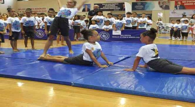 Balıkesir’in Burhaniye ilçesinde, Gençlik ve Spor Bakanlığının “Yaza Hareketli Giriyoruz” sloganı ile başlattığı Yaz Spor Okulu için açılış töreni düzenlendi.