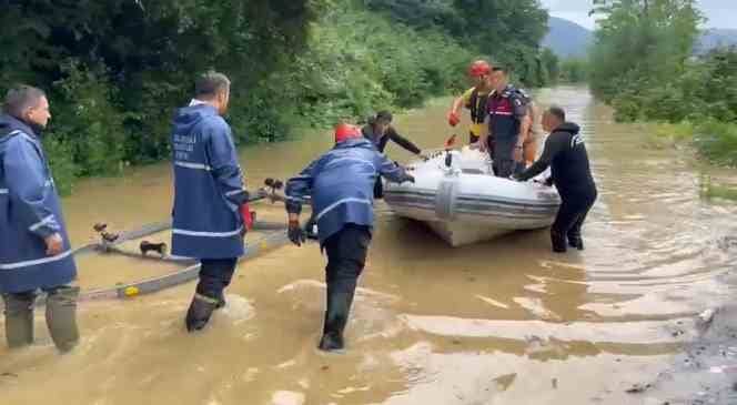Zonguldak’ın Ereğli ilçesinde selde vatandaşları kurtarmaya giden jandarma ekipleri çayda mahsur kaldı. Ekipleri gelen itfaiye botla kurtardı.