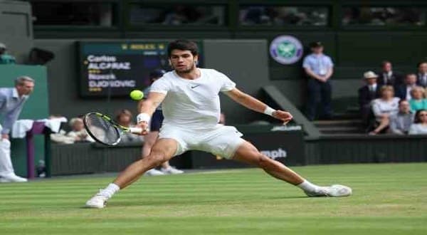 Wimbledon Tek Erkekler Finali'nde 20 yaşındaki İspanyol tenisçi Carlos Alcaraz, Sırp rakibi Novak Djokovic'i 3-2 yenerek büyük bir başarı elde etti ve şampiyon oldu. Alcaraz, böylece kariyerindeki ilk Wimbledon zaferini yaşamış oldu.