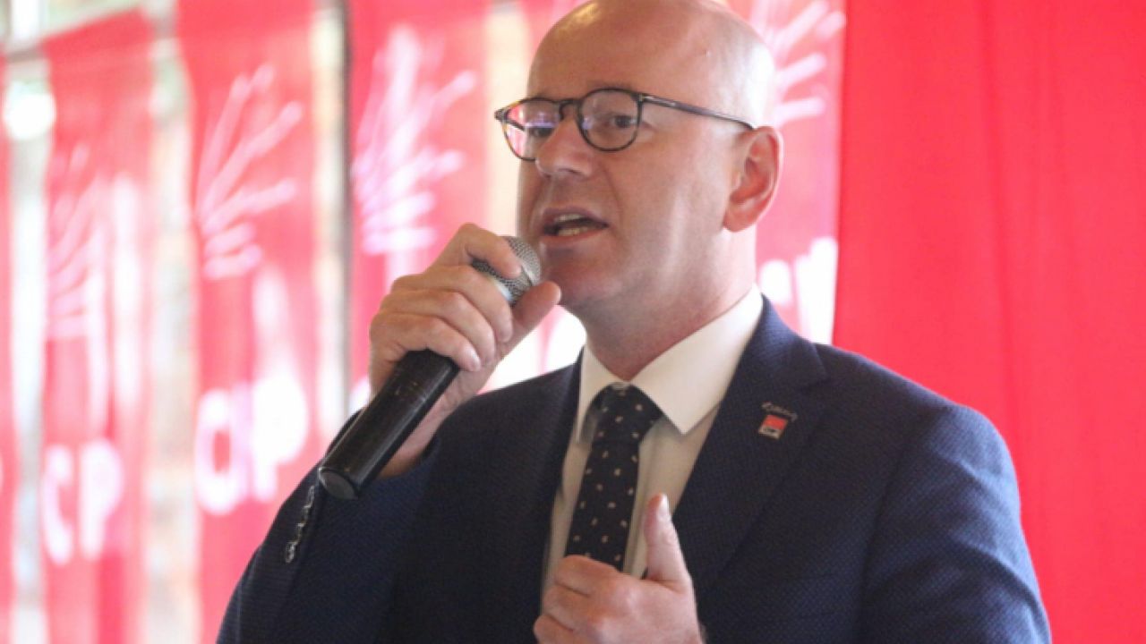 CHP Balıkesir Milletvekili Serkan Sarı, akaryakıta yapılan Özel Tüketim Vergisi (ÖTV) zammına tepki gösterdiği bir video yayımladı. Sarı, “Buradan çağrıda bulunuyoruz AK Parti iktidarına ve Cumhurbaşkan