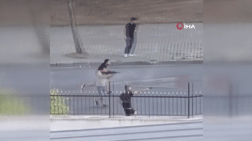 Olay, dün akşam saatlerinde Esenyurt Atatürk Mahallesi’nde meydana geldi. Av tüfeğiyle çatışma anı çevredeki bir vatandaşın cep telefonu kamerasıyla saniye saniye görüntülendi.