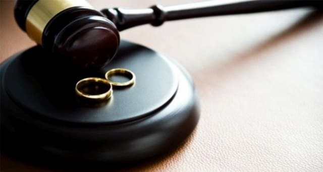 Yargıtay Hukuk Genel Kurulu, "Eşinin ameliyatı sırasında yeteri kadar ilgi göstermemek ve eşini üstlerine karşı şikâyet etmek boşanma sebebidir" ifadelerini kullandı.