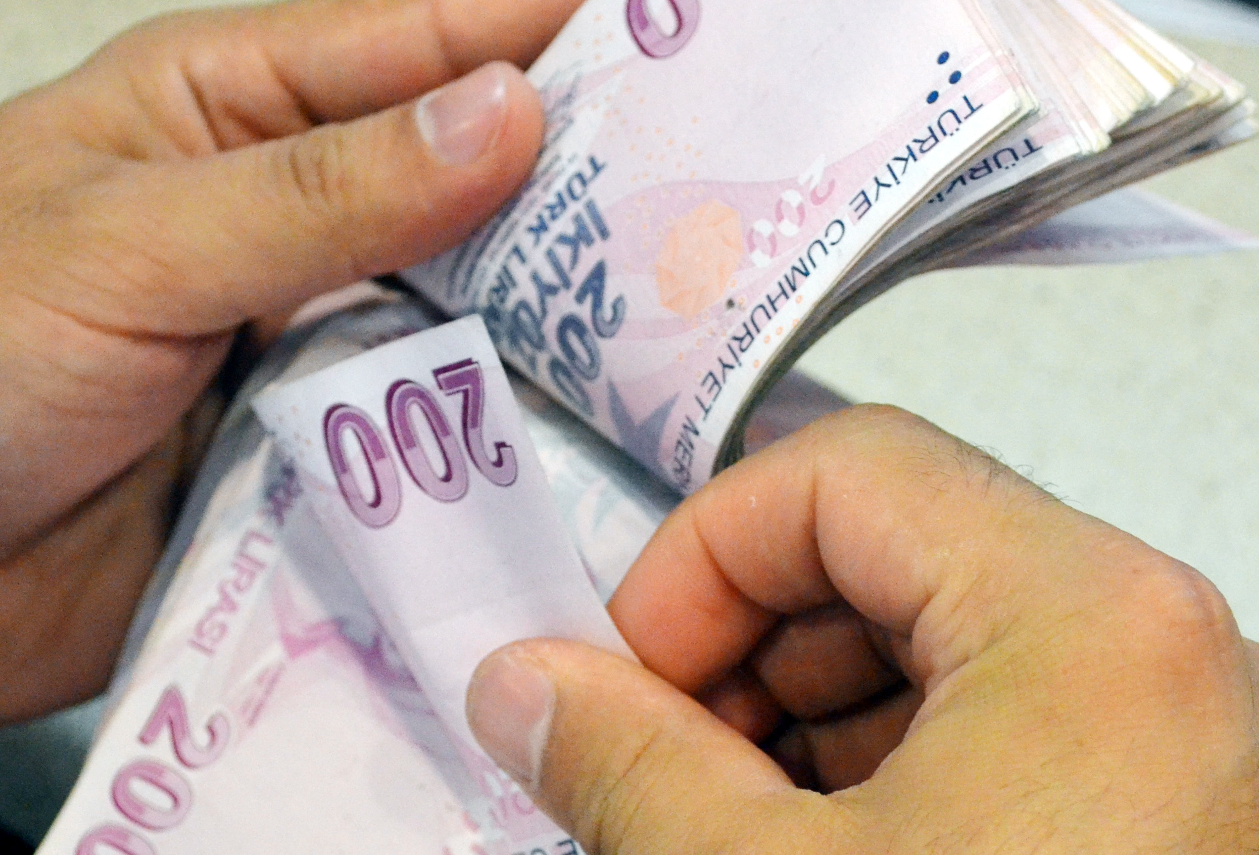 Türkiye Büyük Millet Meclisi’nin açılmasıyla beraber ekim ayında memur ve memur emeklilerinin aylıklarına zam yapılması bekleniyor.