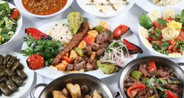 Yüksek sıcaklıkların yanı sıra düşüncesizce tüketilen gıdaların neden olduğu zehirlenmeler konusunda uyarılarda bulunan Prof. Dr. Kıvanç Şerefhanoğlu, “Oda ısısına 1 saatten fazla maruz kalan yemekler de gıda zehirlenmesine yok açıyor. O yüzden yemekler tek öğün olacak şekilde pişirilmeli” dedi.